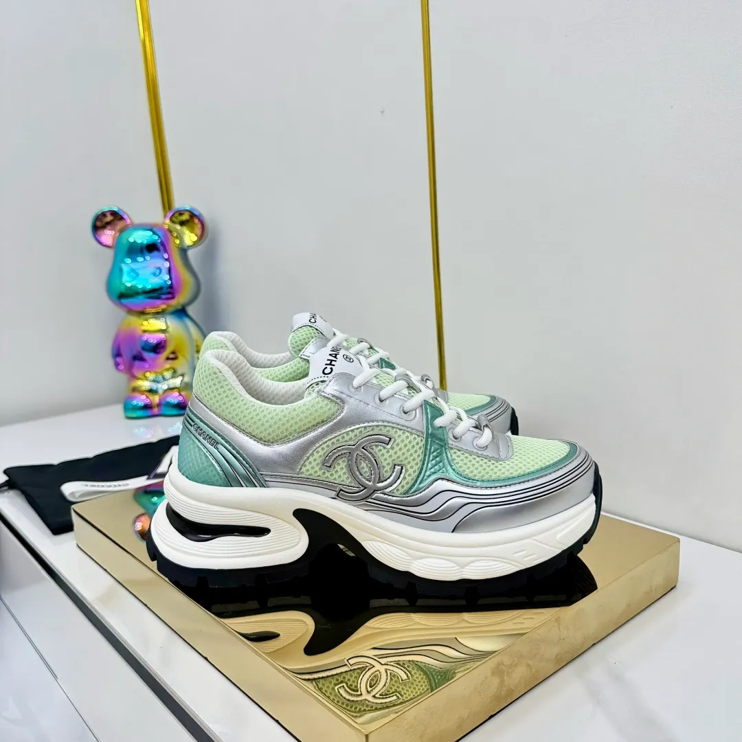 👟👟Ex-factory price 680👟👟 Upgraded version, upgraded version, upgraded version! No rebuttal accepted! ! ! ! Chanel Chanel panda shoes! 2025 counter's top casual sports shoes. This classic design; the upper is electro-embroidered with a variety of techniques; the outsole is fashionable and sporty; the unusual inclusion of a variety of color matching elements... The diversified mix and match is very good-looking and versatile, and can be used for leisure, fashion, sports, and outdoor... ꫛꫀꪝ Go➫ Materials: ❶Upper made of: original imported first-layer silk cowhide + original waterproof cloth + original first-layer cowhide ❷Inner lining: Original Yangli+Net ❸Outsole based on: Original TPU combination outsole Counter boutique packaging complete set for women 35–41 👉 👉 👉 👉